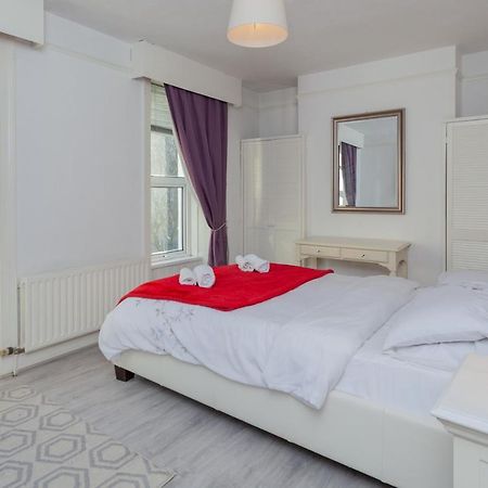 Windsor House Villa Лъндъндери Екстериор снимка