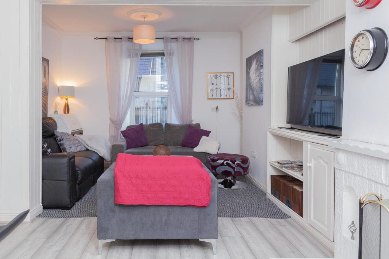 Windsor House Villa Лъндъндери Екстериор снимка