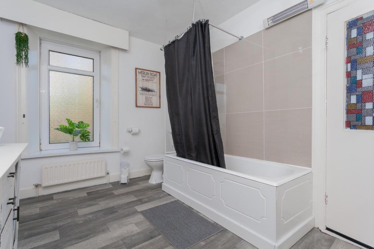 Windsor House Villa Лъндъндери Екстериор снимка