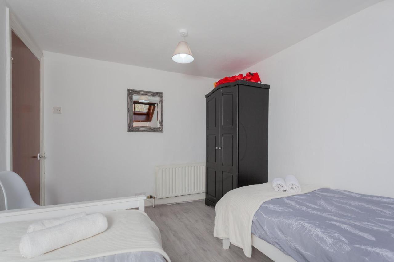 Windsor House Villa Лъндъндери Екстериор снимка