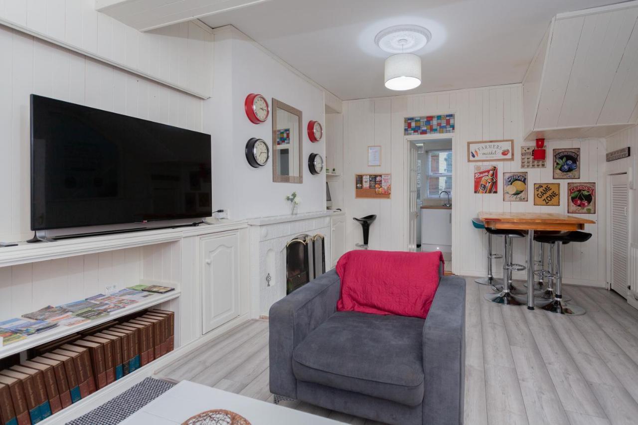 Windsor House Villa Лъндъндери Екстериор снимка