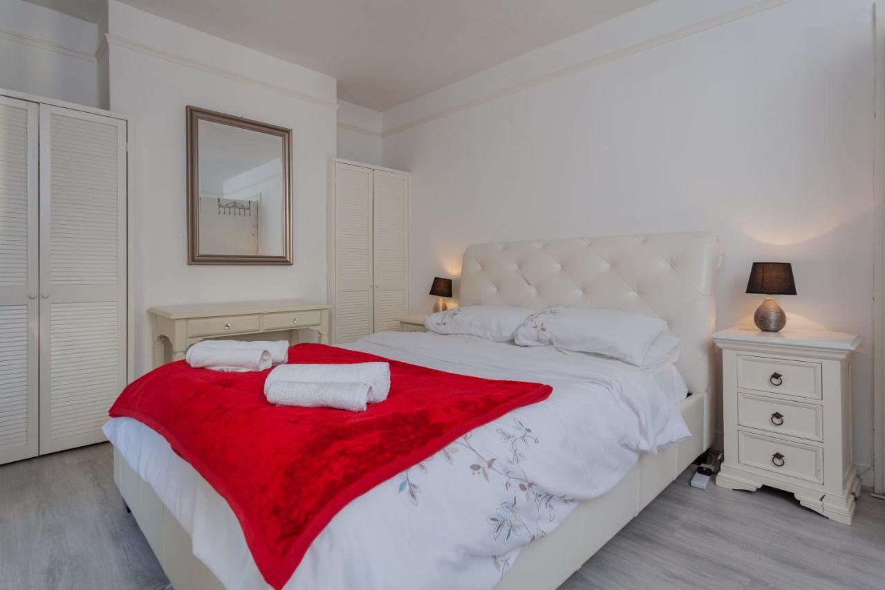 Windsor House Villa Лъндъндери Екстериор снимка