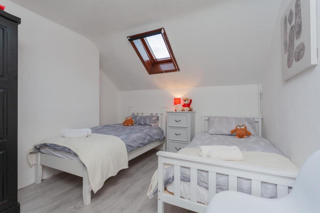 Windsor House Villa Лъндъндери Екстериор снимка