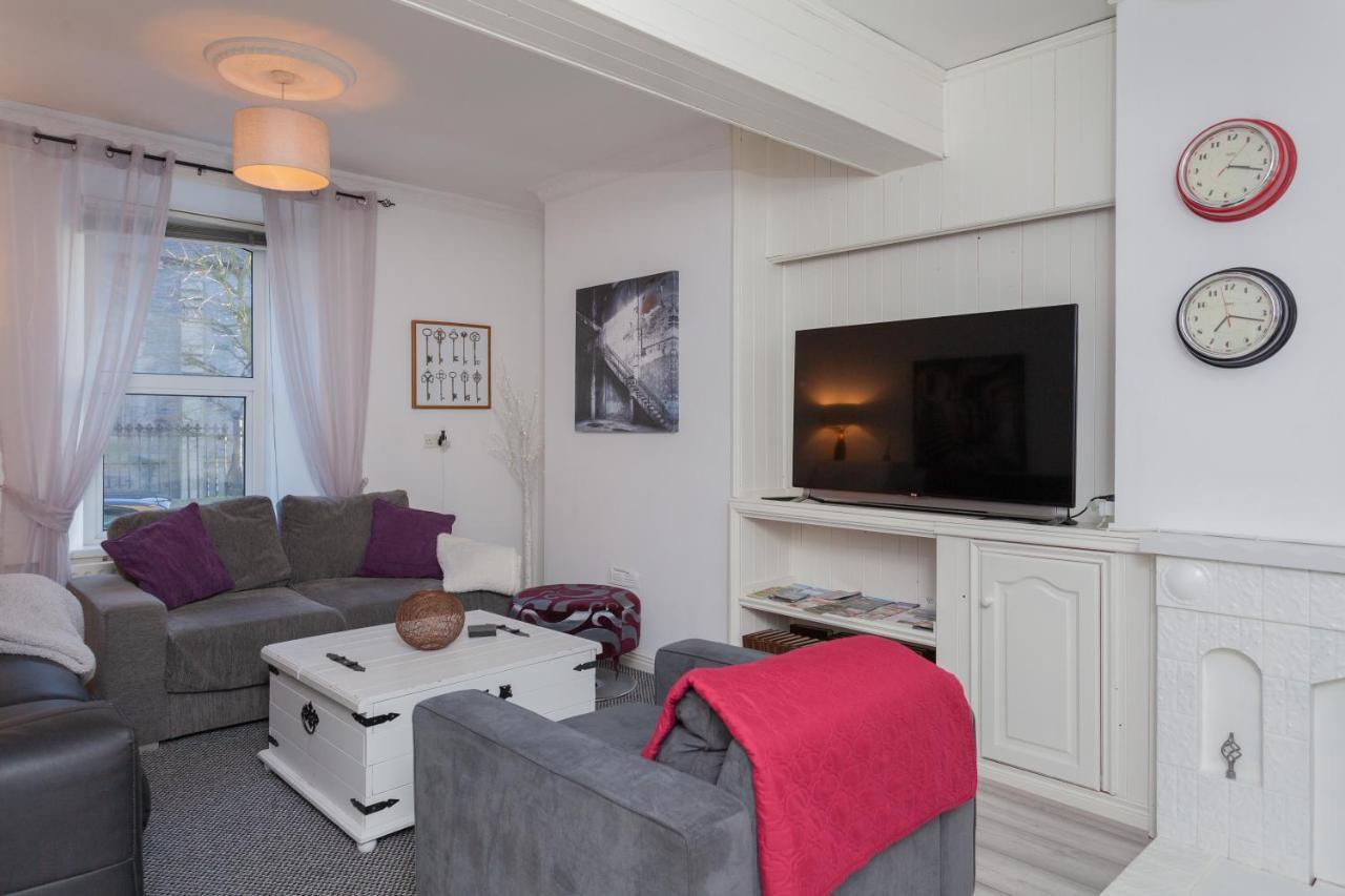 Windsor House Villa Лъндъндери Екстериор снимка